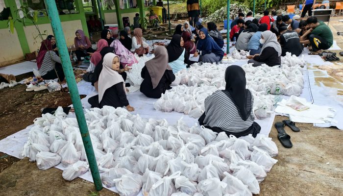 Semangat Berbagi di Hari Raya Idul Adha, Masjid Ulul Albab YPIT–ICMI Jateng Sembelih 3 Ekor Sapi dan 1 Ekor Kambing