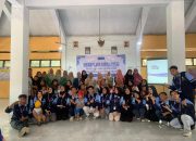 Mahasiswa Kelompok KKN MB Posko 10 UIN Walisongo sedang berkumpul setelah acara Sekolah Stunting di Balai Desa Gemuhblanten, Jumat (25/07/2025)). (Sie PDD/Azki)