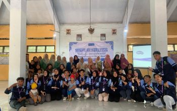Mahasiswa Kelompok KKN MB Posko 10 UIN Walisongo sedang berkumpul setelah acara Sekolah Stunting di Balai Desa Gemuhblanten, Jumat (25/07/2025)). (Sie PDD/Azki)
