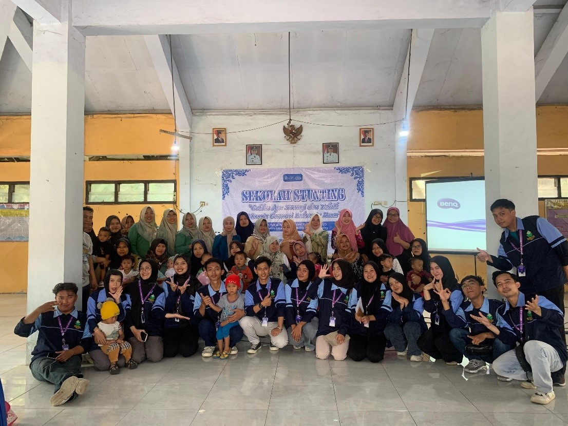 Mahasiswa Kelompok KKN MB Posko 10 UIN Walisongo sedang berkumpul setelah acara Sekolah Stunting di Balai Desa Gemuhblanten, Jumat (25/07/2025)). (Sie PDD/Azki)