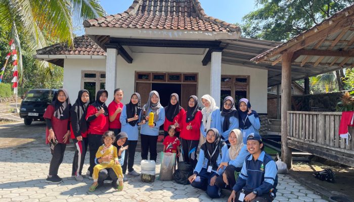 Wujudkan Lingkungan Sehat, KKN Walisongo MIT 121 Berkolaborasi dengan Ibu PKK Dusun Mesu Olah Sampah Jadi Pupuk