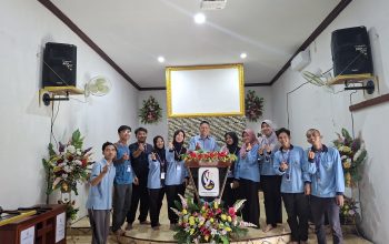 Ciptakan Lingkungan Moderasi Beragama, KKN MB Posko 10 UIN Walisongo Turun Gunung Bersihkan Gereja