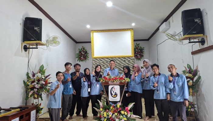Ciptakan Lingkungan Moderasi Beragama, KKN MB Posko 10 UIN Walisongo Turun Gunung Bersihkan Gereja