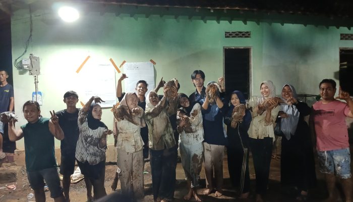 KKN MIT 121 Bawa Pulang 7 Ekor Bebek dari Lomba Agustusan