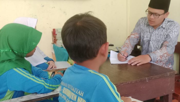 Peran Vital Seorang Guru Sebagai Psikolog bagi Siswa dan Orang Tua