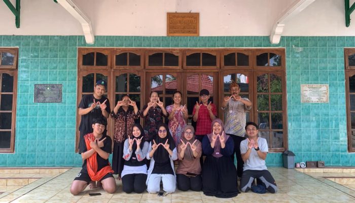Tim KKN Posko 81 UIN Walisongo Gotong Royong Bersihkan Tempat Ibadah Kerohanian Sapta Darma di Desa Papringan Kaliwungu