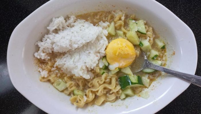 Bahaya Kebiasaan Makan Mi Instan Campur Nasi
