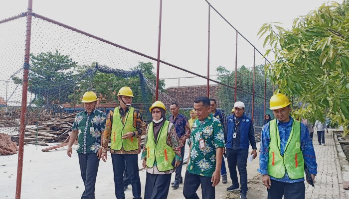 Staf Ahli Kemendikdasmen Tinjau Program Revitalisasi di SMPN 2 Ngawen