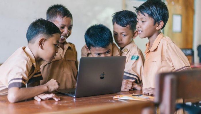 Ketimpangan Akses Pendidikan di Era Digital: Cerita Panjang di Balik Harapan yang Belum Merata