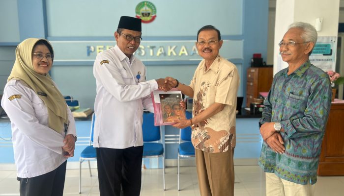 YPR Serahkan Hibah Buku Sejarah ATR ke DPK Kabupaten Blora