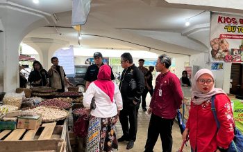 Komisioner BPKN-RI Ferry Firmawan Tinjau Harga dan Kualitas Pangan di Pasar Johar Semarang