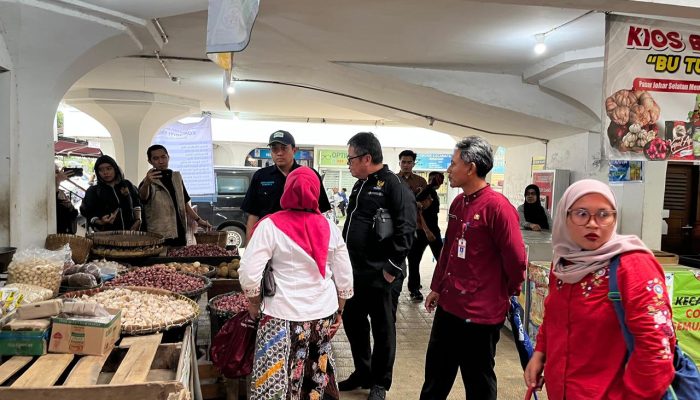 Komisioner BPKN-RI Ferry Firmawan Tinjau Harga dan Kualitas Pangan di Pasar Johar Semarang