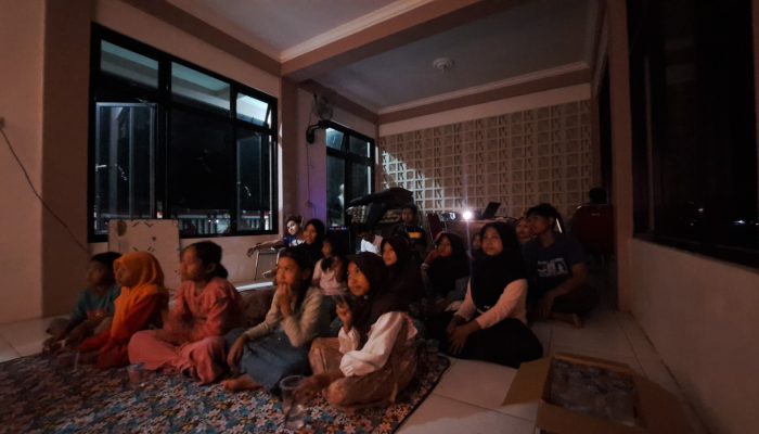KKN Posko 210 Ajak Anak-Anak Nonton Film Edukasi, Belajar Nilai Moral melalui Nusa & Rara The Movie