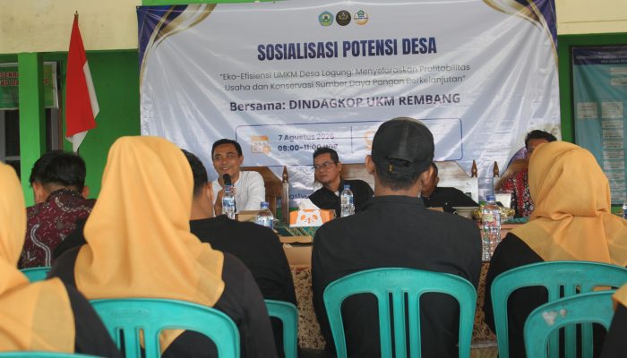 Ahmad Widodo selaku perwakilan dari Dindagkop UKM Kabupaten Rembang memberikan pengarahan di Balai Desa Logung. (7/8/26)