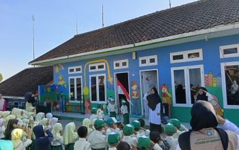 Menanamkan Nasionalisme Sejak Dini, RA Ar-Raudhotun Nur Gelar Pengibaran Bendera Merah Putih