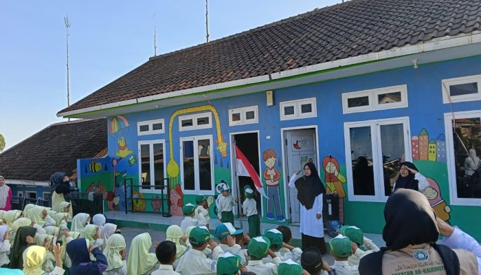 Menanamkan Nasionalisme Sejak Dini, RA Ar-Raudhotun Nur Gelar Pengibaran Bendera Merah Putih