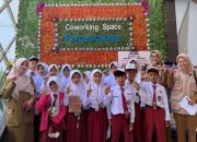 Bukan Sekadar Membaca, Siswa MIS Ar-Raudhotun Nur Menyelami Sejarah Garut di Perpustakaan Umum Kabupaten Garut