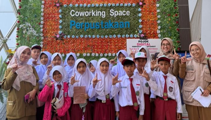 Bukan Sekadar Membaca, Siswa MIS Ar-Raudhotun Nur Menyelami Sejarah Garut di Perpustakaan Umum Kabupaten Garut